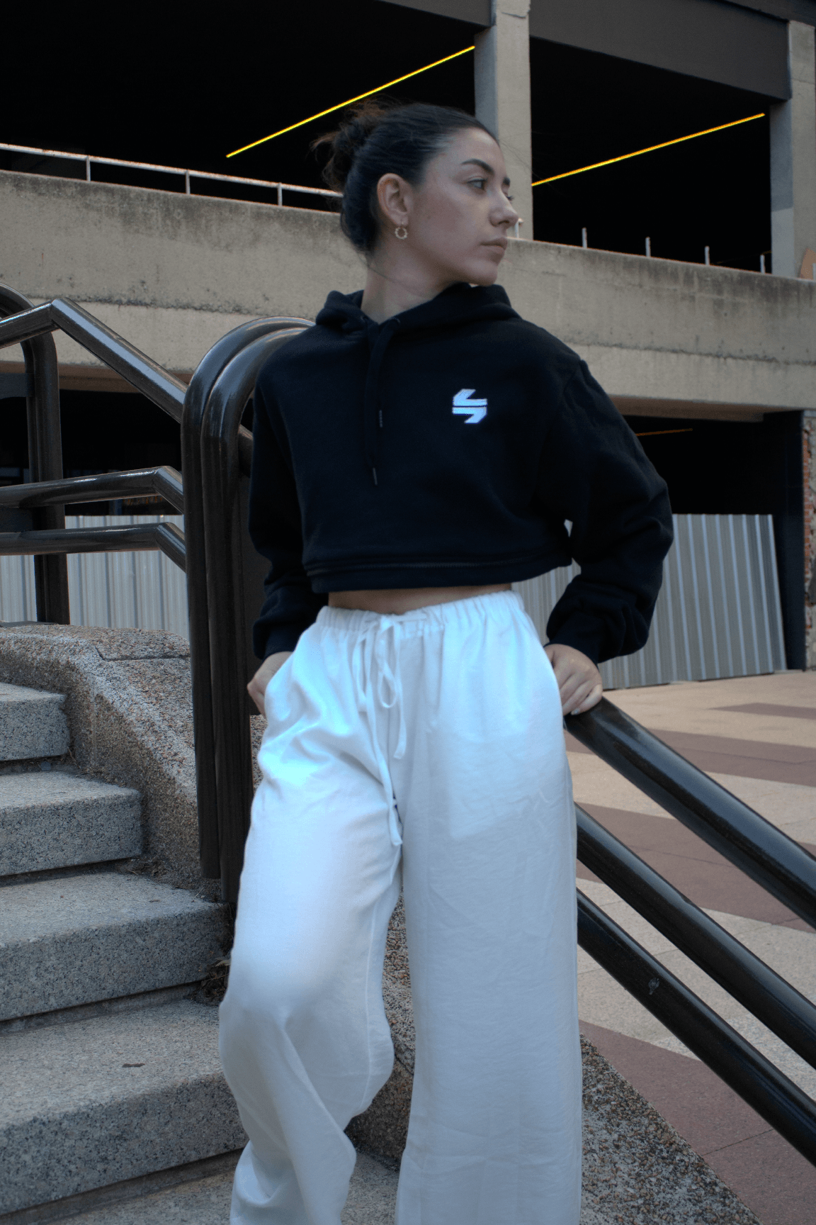 Azzem Pack Eclipse Black & White-negra croptop chica posando