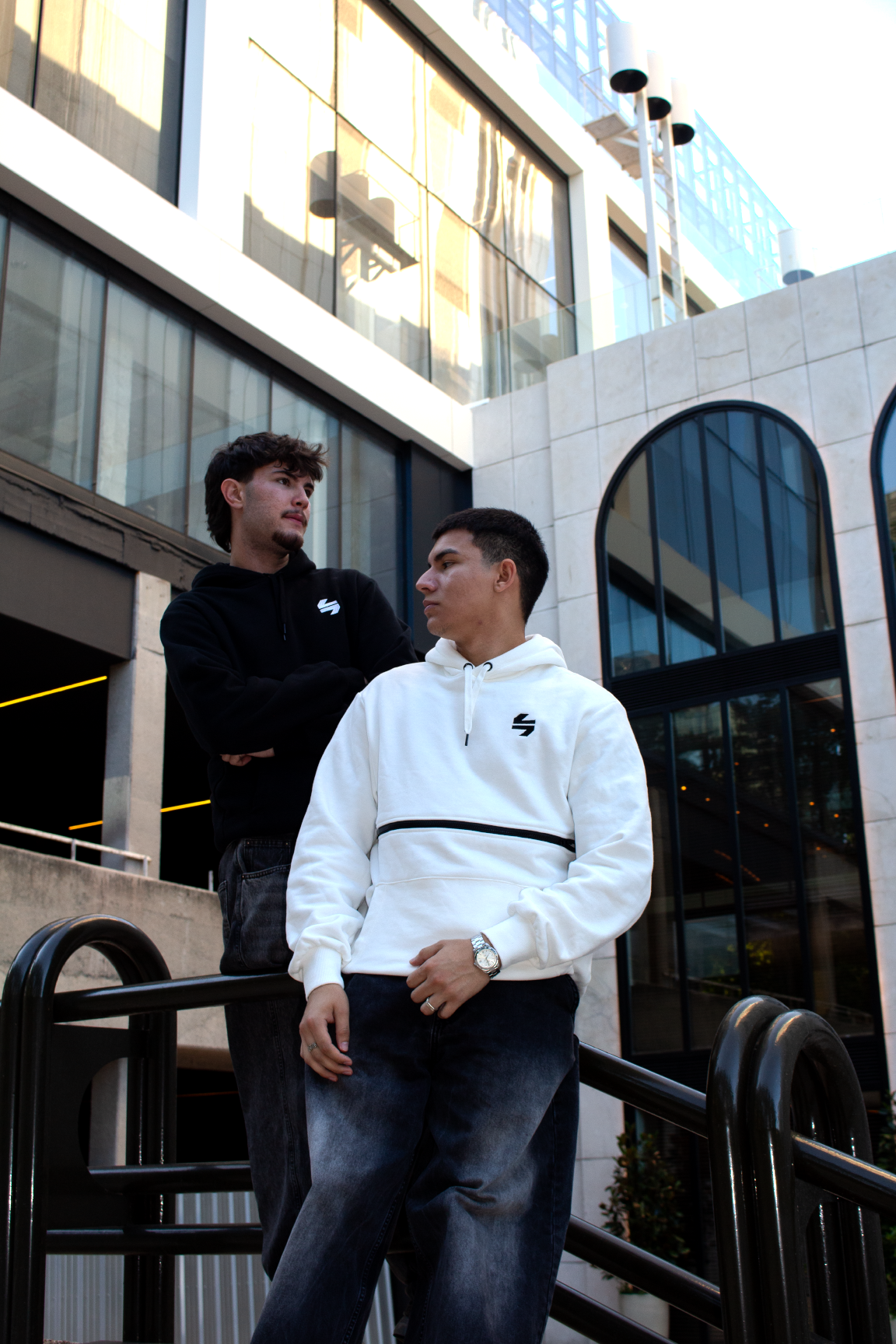 Sudaderas intercambiables Azzem Pack Eclipse Black & White-negra y blanca dos chicos posando de pie